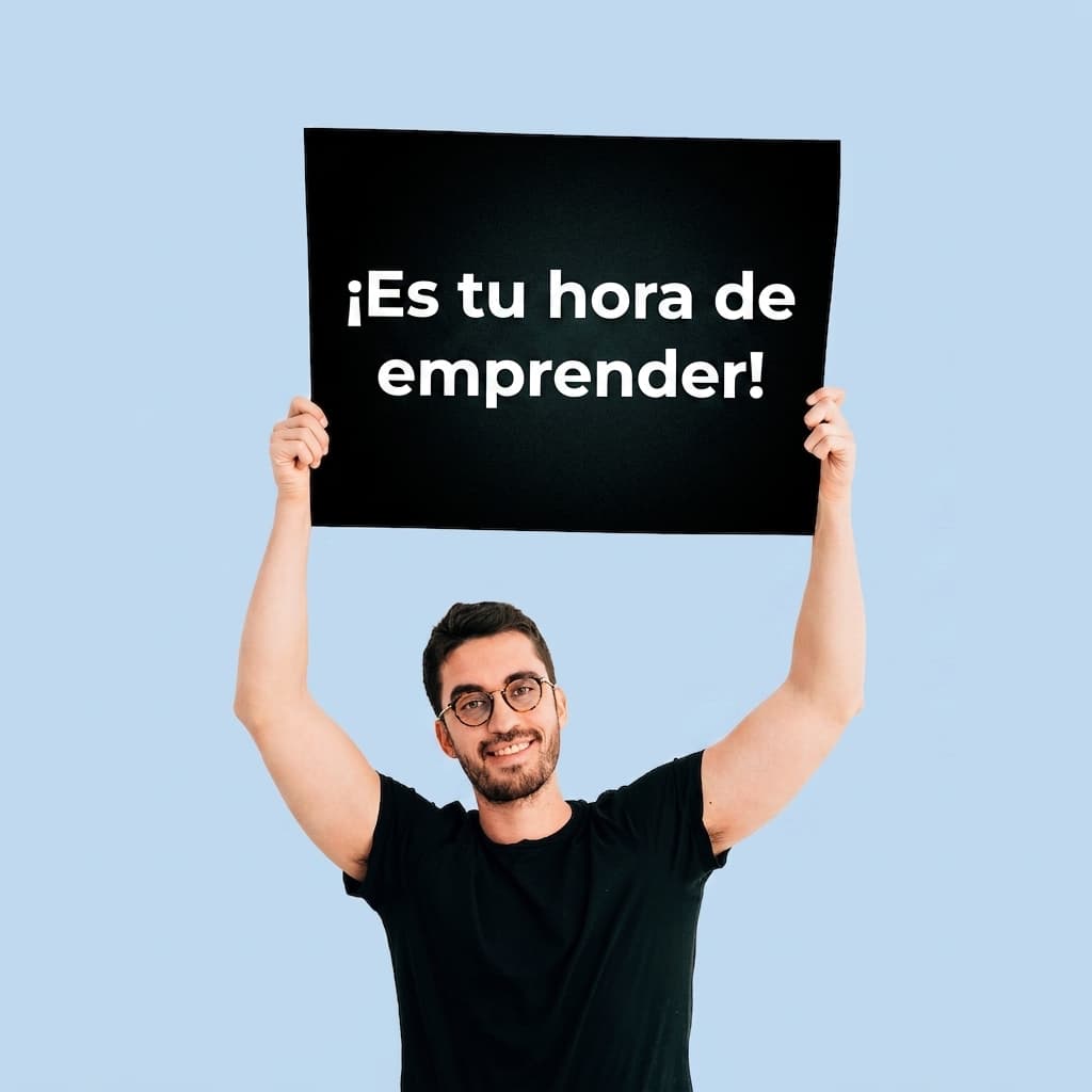 Euge Oller sosteniendo un cartel que dice Es tu hora de emprender